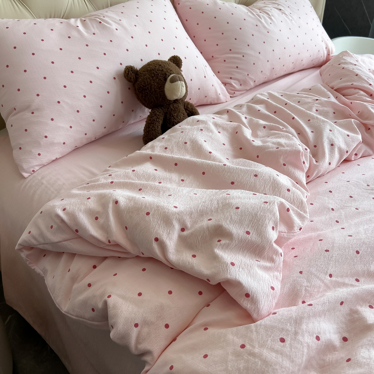 91家纺网 家纺一手货源 找家纺 韩巢家纺 2025新款双层纱床上用品四件套热销款超柔学生宿舍床单被套三件套 红深粉波点