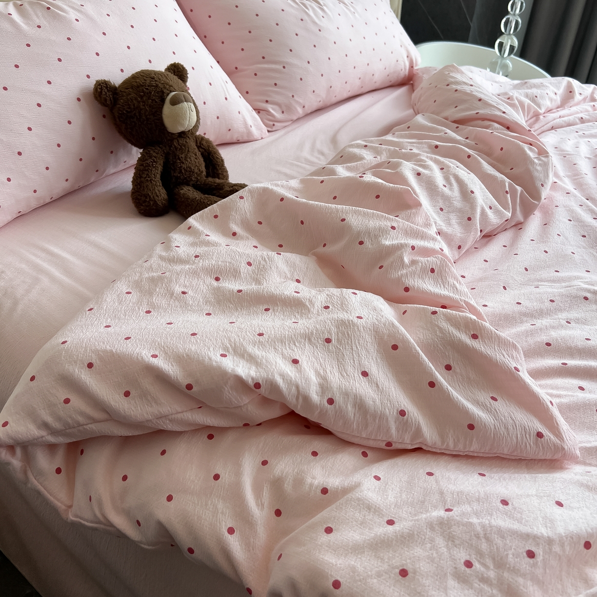 91家纺网 家纺一手货源 找家纺 韩巢家纺 2025新款双层纱床上用品四件套热销款超柔学生宿舍床单被套三件套 红深粉波点