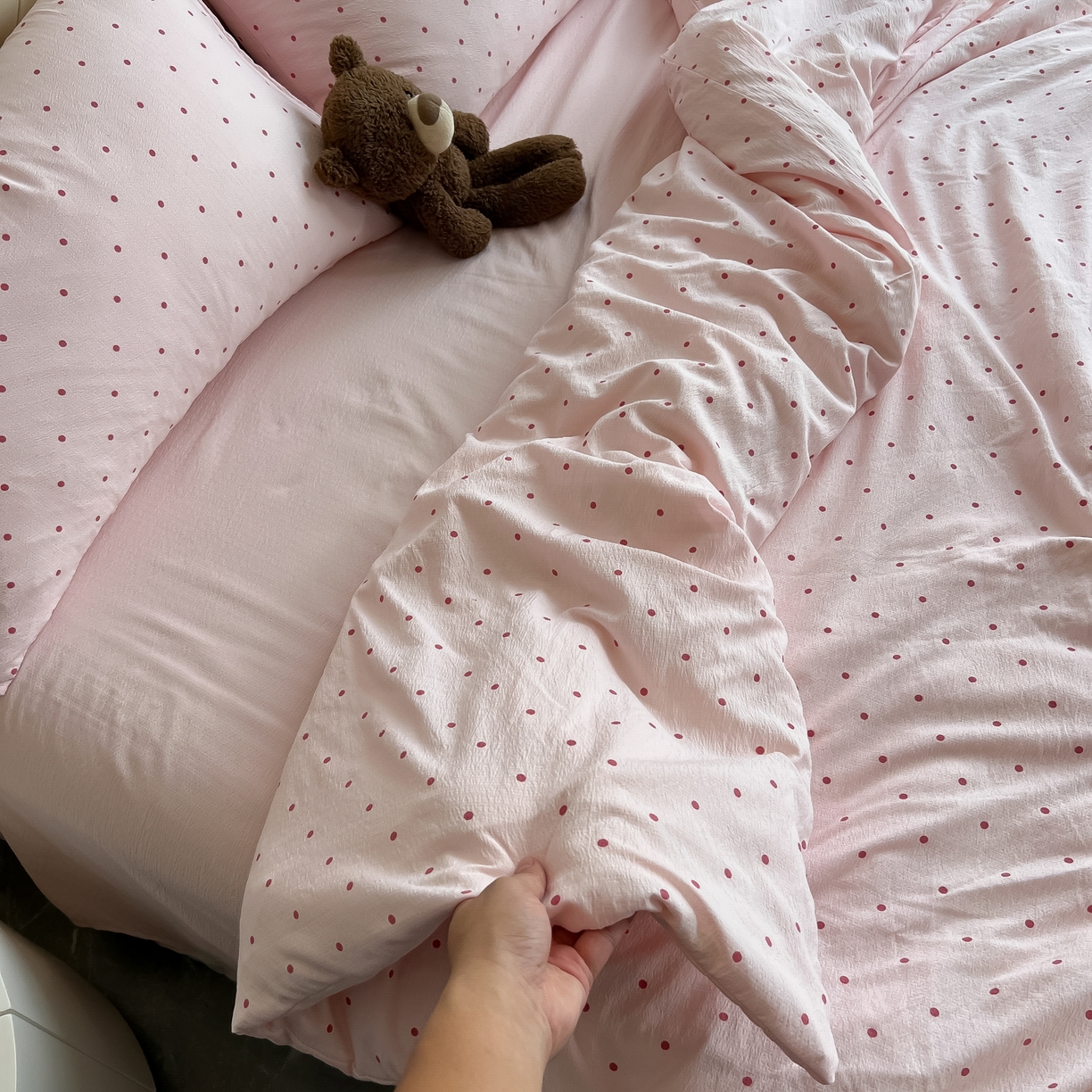 91家纺网 家纺一手货源 找家纺 韩巢家纺 2025新款双层纱床上用品四件套热销款超柔学生宿舍床单被套三件套 红深粉波点