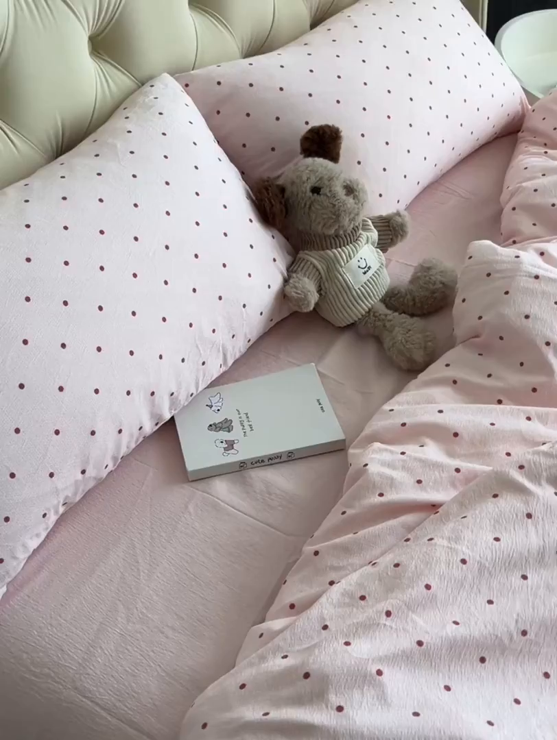 91家纺网 家纺一手货源 找家纺 韩巢家纺 2025新款双层纱床上用品四件套热销款超柔学生宿舍床单被套三件套 红深粉波点