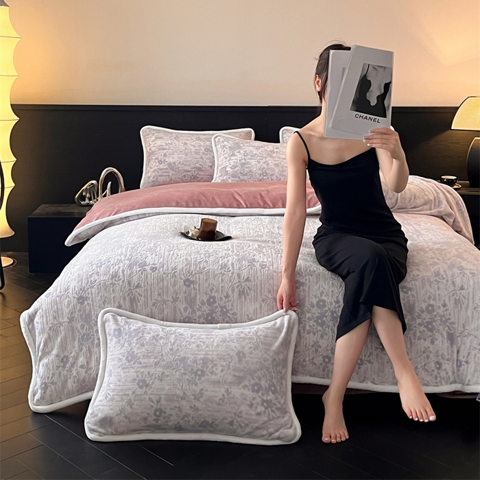 91家纺网 家纺一手货源 找家纺 诺梵 2025新款8斤立体雕花牛奶绒四件套_控价标准高于139，加大高于149 花朝梦-灰