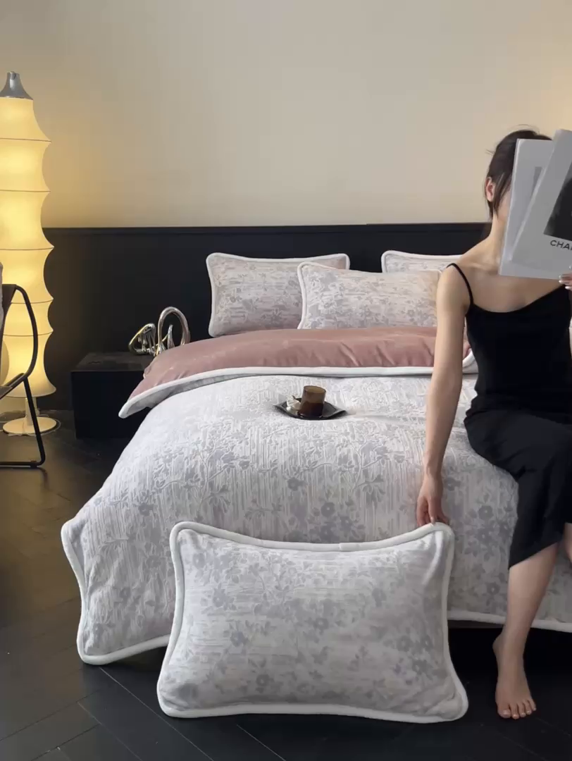 91家纺网 家纺一手货源 找家纺 诺梵 2025新款8斤立体雕花牛奶绒四件套_控价标准高于139，加大高于149 花朝梦-灰