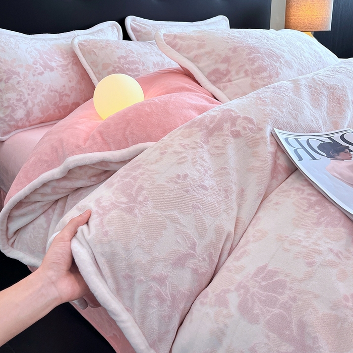 91家纺网 家纺一手货源 找家纺 诺梵 2025新款8斤立体雕花牛奶绒四件套_控价标准高于139，加大高于149 洛丽塔-粉