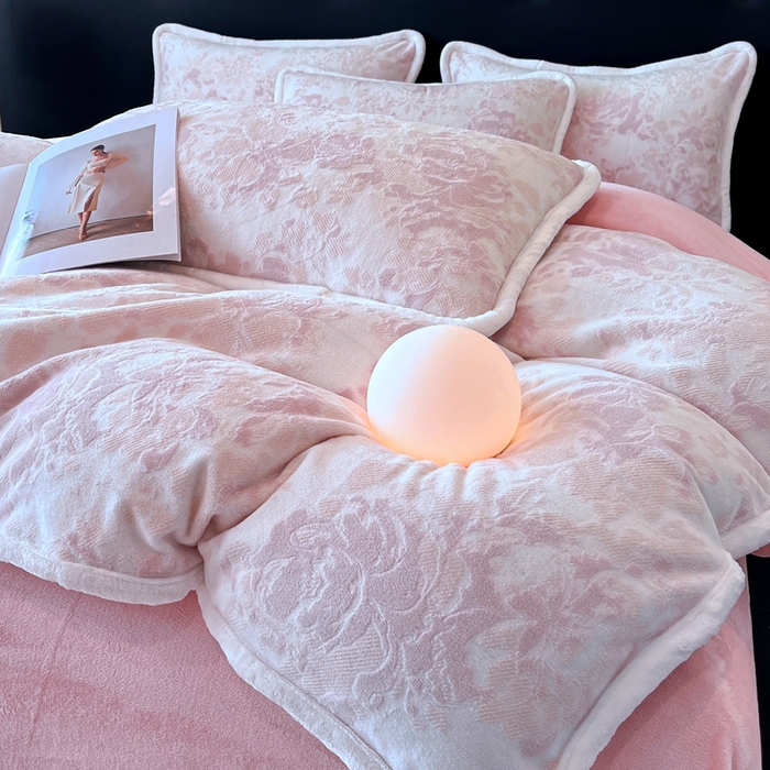 91家纺网 家纺一手货源 找家纺 诺梵 2025新款8斤立体雕花牛奶绒四件套_控价标准高于139，加大高于149 洛丽塔-粉