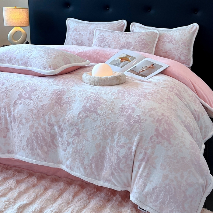 91家纺网 家纺一手货源 找家纺 诺梵 2025新款8斤立体雕花牛奶绒四件套_控价标准高于139，加大高于149 洛丽塔-粉