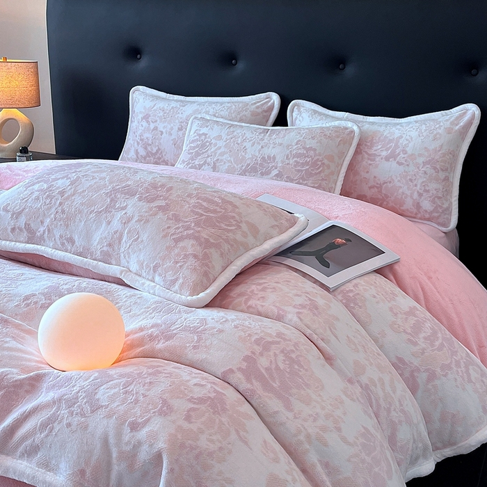 91家纺网 家纺一手货源 找家纺 诺梵 2025新款8斤立体雕花牛奶绒四件套_控价标准高于139，加大高于149 洛丽塔-粉