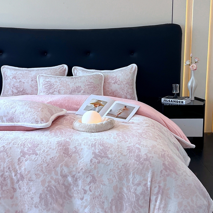 91家纺网 家纺一手货源 找家纺 诺梵 2025新款8斤立体雕花牛奶绒四件套_控价标准高于139，加大高于149 洛丽塔-粉