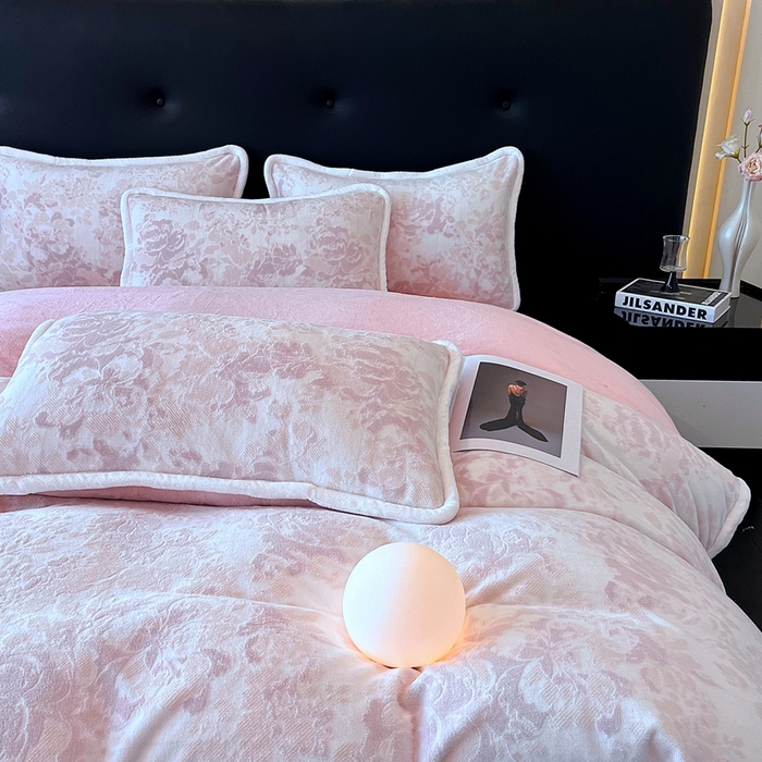 91家纺网 家纺一手货源 找家纺 诺梵 2025新款8斤立体雕花牛奶绒四件套_控价标准高于139，加大高于149 洛丽塔-粉