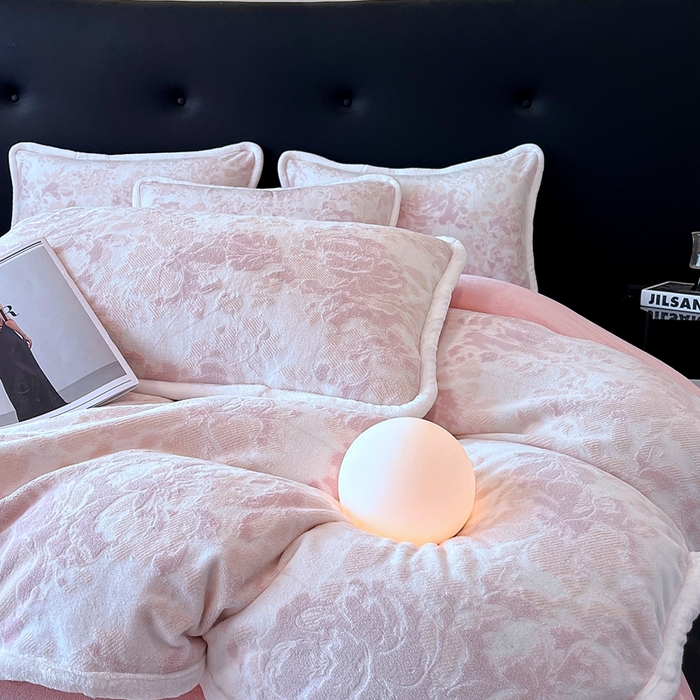 91家纺网 家纺一手货源 找家纺 诺梵 2025新款8斤立体雕花牛奶绒四件套_控价标准高于139，加大高于149 洛丽塔-粉