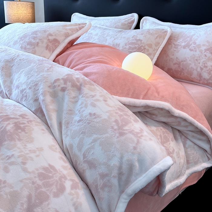 91家纺网 家纺一手货源 找家纺 诺梵 2025新款8斤立体雕花牛奶绒四件套_控价标准高于139，加大高于149 洛丽塔-粉