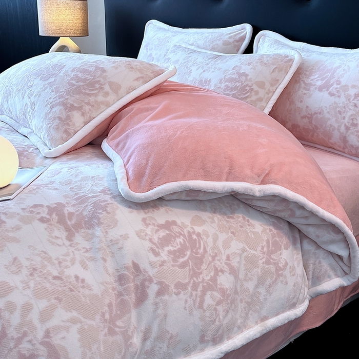 91家纺网 家纺一手货源 找家纺 诺梵 2025新款8斤立体雕花牛奶绒四件套_控价标准高于139，加大高于149 洛丽塔-粉