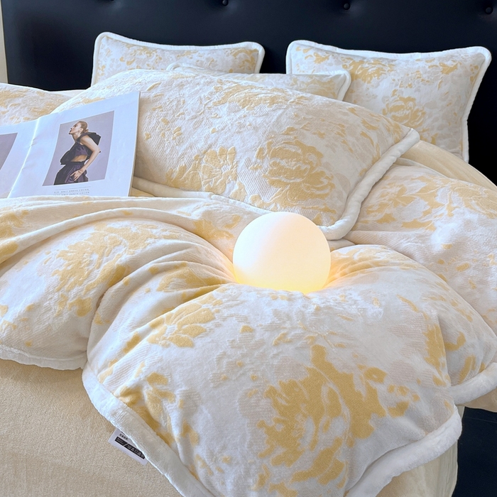 91家纺网 家纺一手货源 找家纺 诺梵 2025新款8斤立体雕花牛奶绒四件套_控价标准高于139，加大高于149 洛丽塔-黄