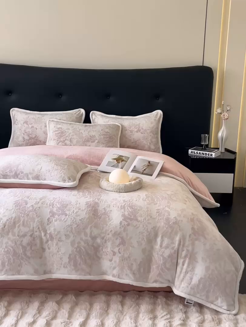 91家纺网 家纺一手货源 找家纺 诺梵 2025新款8斤立体雕花牛奶绒四件套_控价标准高于139，加大高于149 洛丽塔-粉