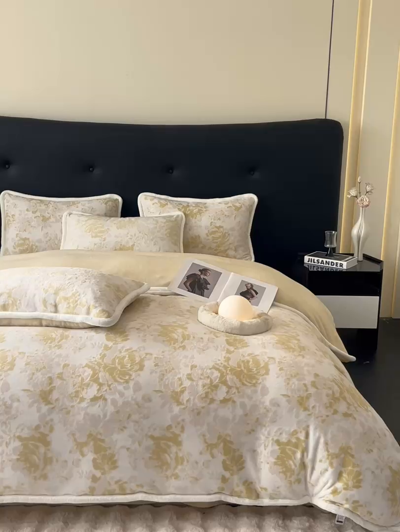 91家纺网 家纺一手货源 找家纺 诺梵 2025新款8斤立体雕花牛奶绒四件套_控价标准高于139，加大高于149 洛丽塔-黄