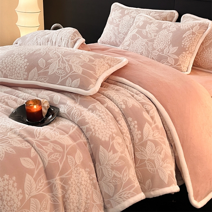 91家纺网 家纺一手货源 找家纺 诺梵 2025新款8斤立体雕花牛奶绒四件套_控价标准高于139，加大高于149 无尽夏-豆沙