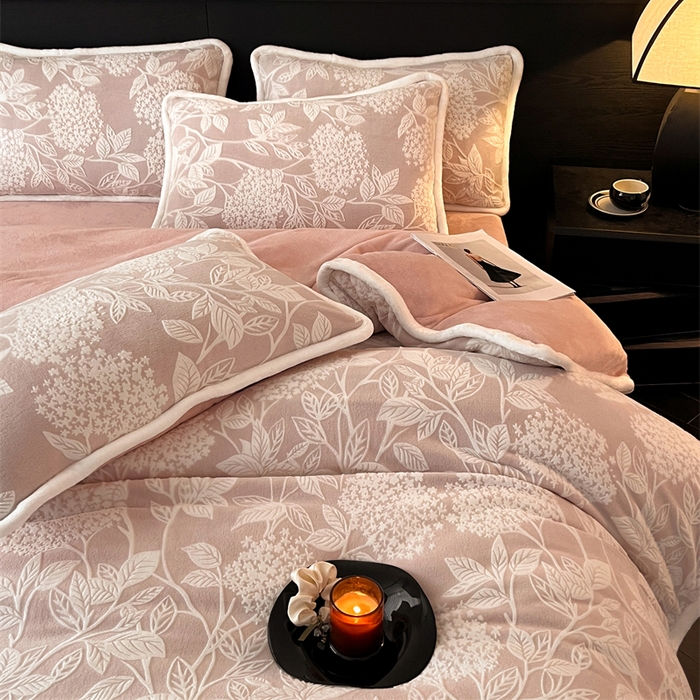 91家纺网 家纺一手货源 找家纺 诺梵 2025新款8斤立体雕花牛奶绒四件套_控价标准高于139，加大高于149 无尽夏-豆沙