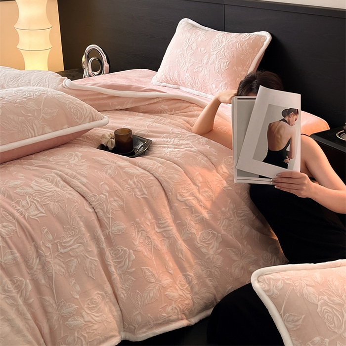 91家纺网 家纺一手货源 找家纺 诺梵 2025新款8斤立体雕花牛奶绒四件套_控价标准高于139，加大高于149 无尽夏-豆沙