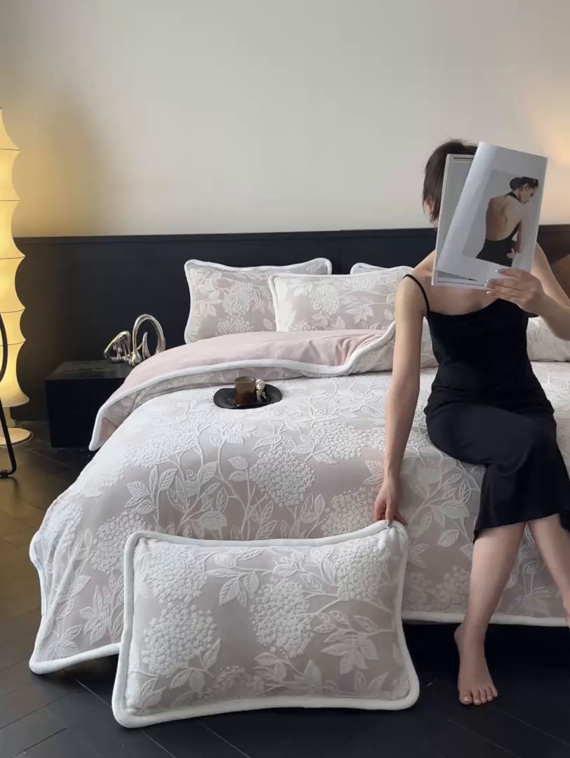 91家纺网 家纺一手货源 找家纺 诺梵 2025新款8斤立体雕花牛奶绒四件套_控价标准高于139，加大高于149 无尽夏-豆沙