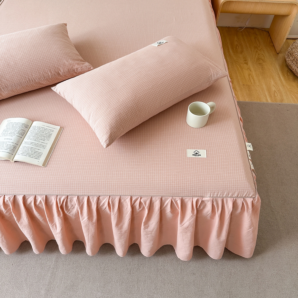 91家纺网 家纺一手货源 找家纺 笠裙家纺 2025新款A类色织全棉纯棉水洗棉床裙四件套 粉青年