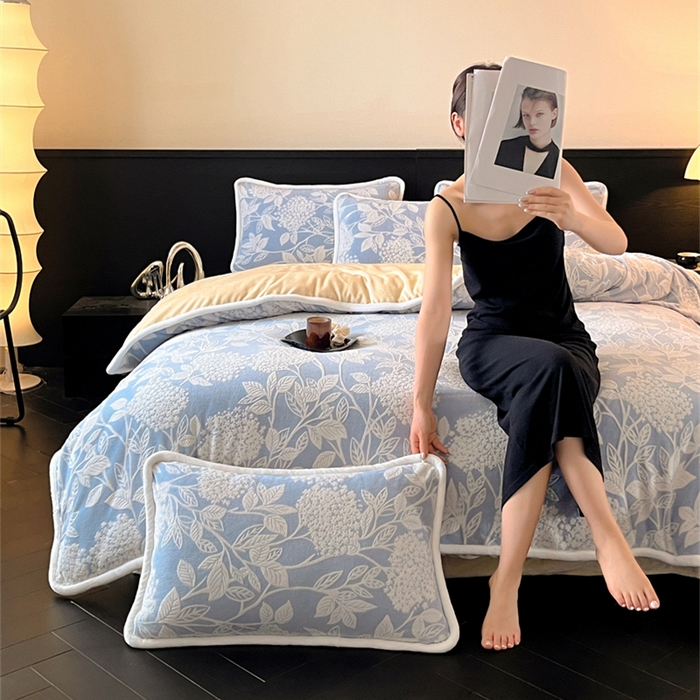 91家纺网 家纺一手货源 找家纺 诺梵 2025新款8斤立体雕花牛奶绒四件套_控价标准高于139，加大高于149 无尽夏-蓝