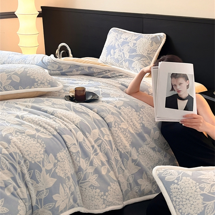 91家纺网 家纺一手货源 找家纺 诺梵 2025新款8斤立体雕花牛奶绒四件套_控价标准高于139，加大高于149 无尽夏-蓝