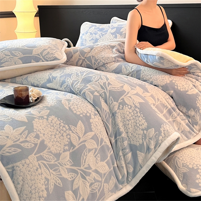 91家纺网 家纺一手货源 找家纺 诺梵 2025新款8斤立体雕花牛奶绒四件套_控价标准高于139，加大高于149 无尽夏-蓝