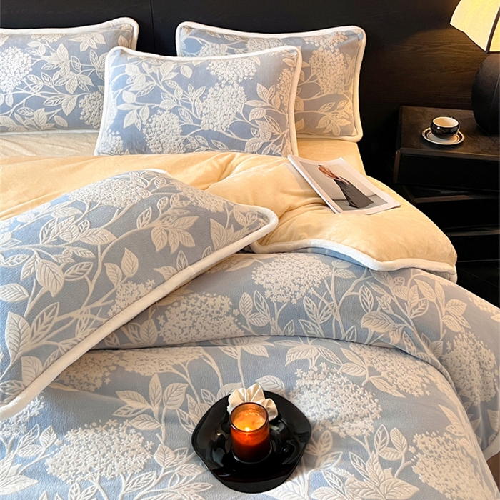 91家纺网 家纺一手货源 找家纺 诺梵 2025新款8斤立体雕花牛奶绒四件套_控价标准高于139，加大高于149 无尽夏-蓝