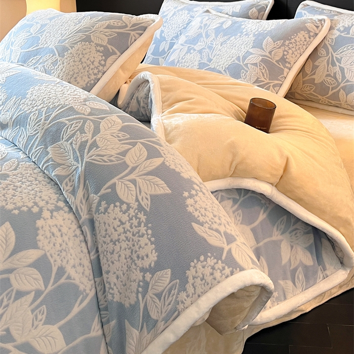 91家纺网 家纺一手货源 找家纺 诺梵 2025新款8斤立体雕花牛奶绒四件套_控价标准高于139，加大高于149 无尽夏-蓝