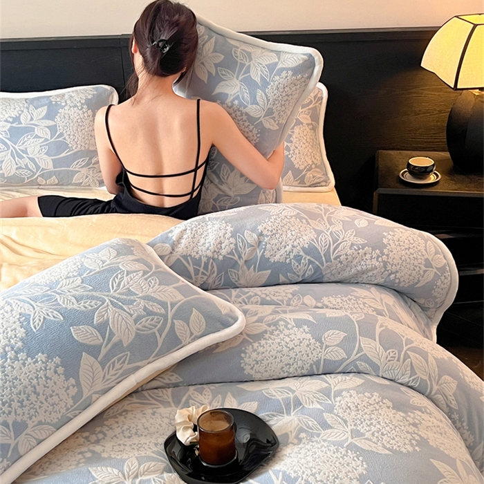 91家纺网 家纺一手货源 找家纺 诺梵 2025新款8斤立体雕花牛奶绒四件套_控价标准高于139，加大高于149 无尽夏-蓝