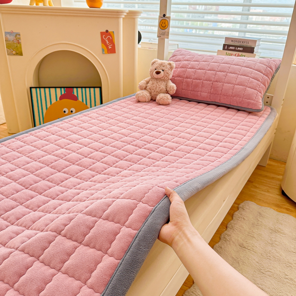 91家纺网 家纺一手货源 找家纺 爱思凯家纺 2025新款水晶边-牛奶绒学生床褥-第三批 水晶边床褥-暗粉