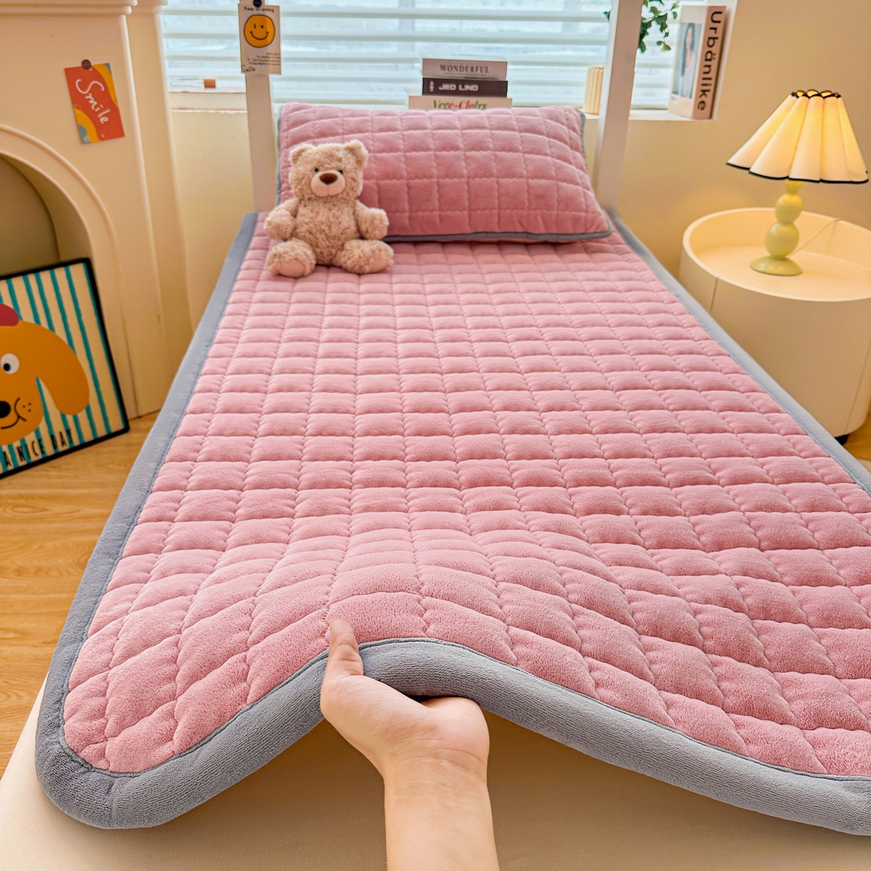 91家纺网 家纺一手货源 找家纺 爱思凯家纺 2025新款水晶边-牛奶绒学生床褥-第三批 水晶边床褥-暗粉