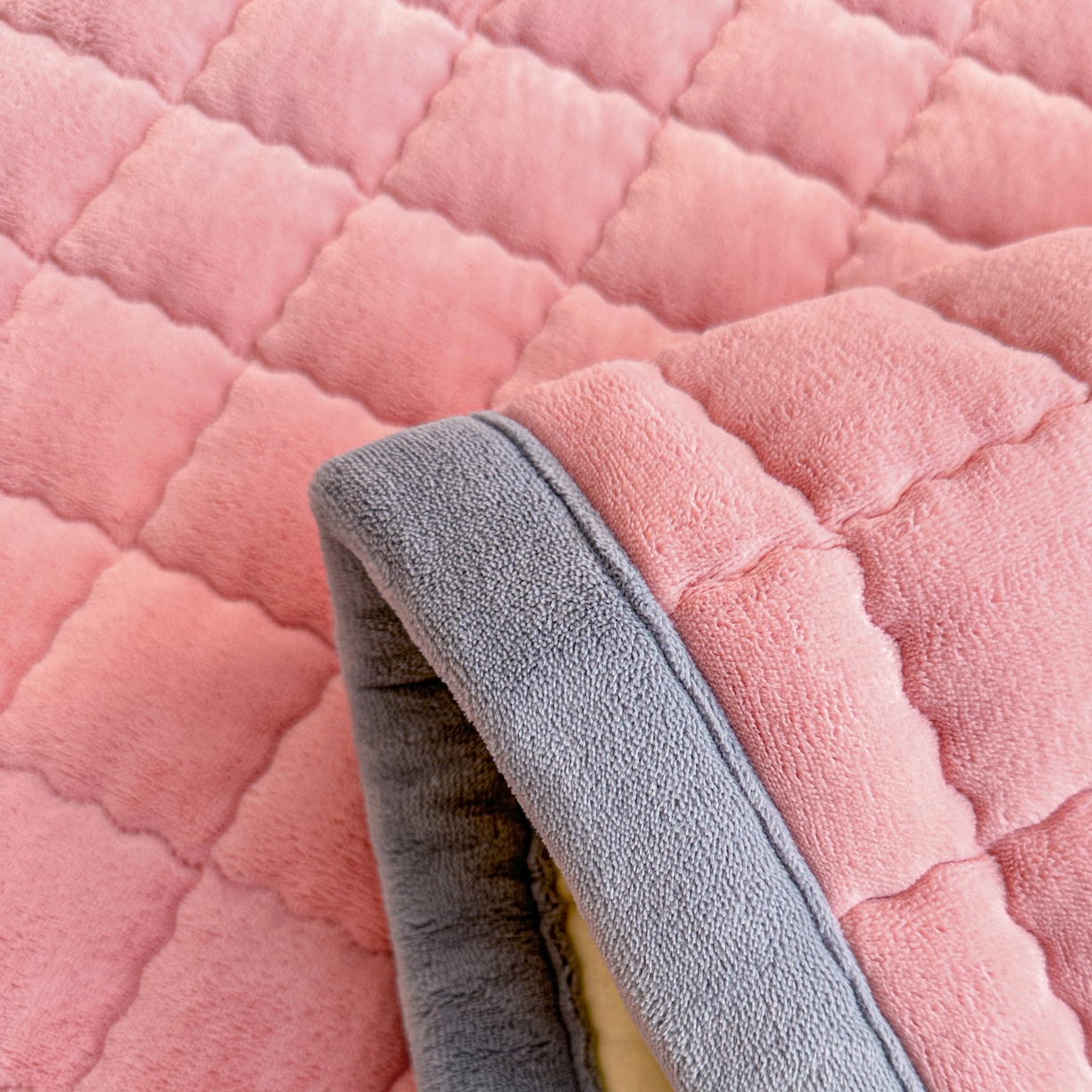 91家纺网 家纺一手货源 找家纺 爱思凯家纺 2025新款水晶边-牛奶绒学生床褥-第三批 水晶边床褥-暗粉