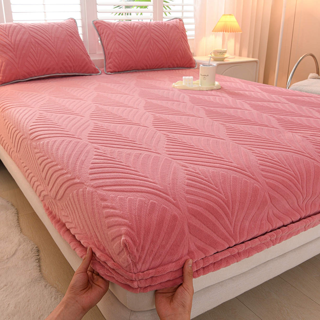 91家纺网 家纺一手货源 找家纺 （总）推推家纺 2025新款雕花加厚牛奶绒床笠