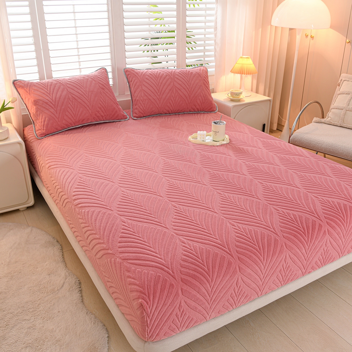 91家纺网 家纺一手货源 找家纺 （总）推推家纺 2025新款雕花加厚牛奶绒床笠