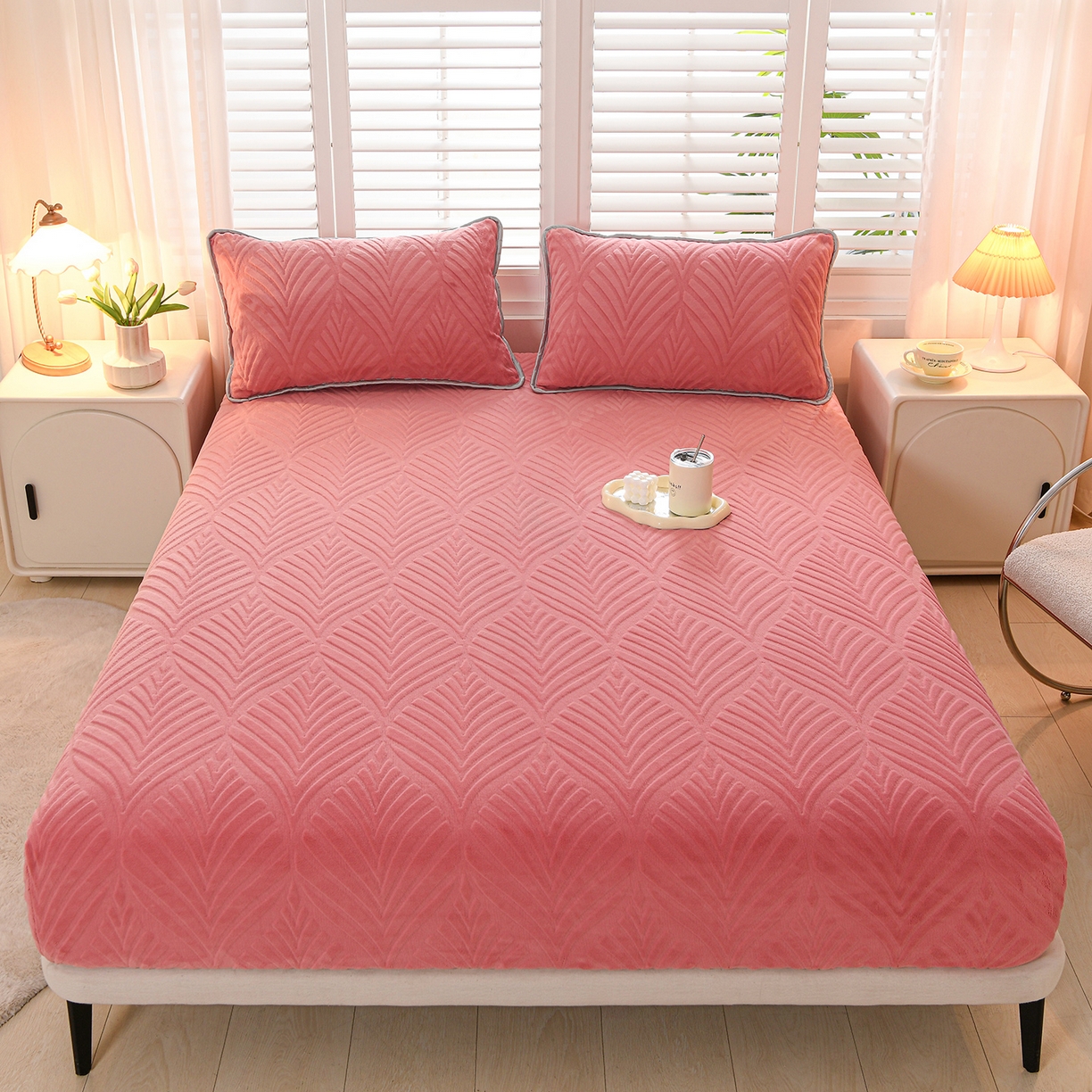 91家纺网 家纺一手货源 找家纺 （总）推推家纺 2025新款雕花加厚牛奶绒床笠