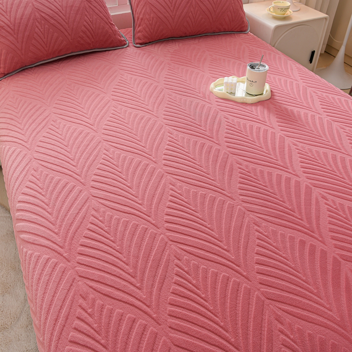 91家纺网 家纺一手货源 找家纺 （总）推推家纺 2025新款雕花加厚牛奶绒床笠