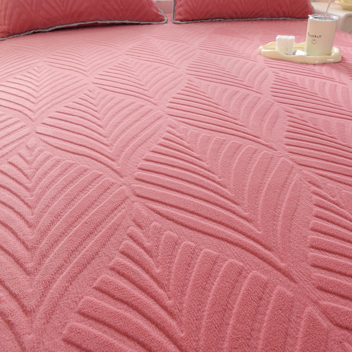 91家纺网 家纺一手货源 找家纺 （总）推推家纺 2025新款雕花加厚牛奶绒床笠