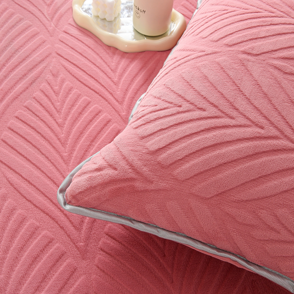 91家纺网 家纺一手货源 找家纺 （总）推推家纺 2025新款雕花加厚牛奶绒床笠