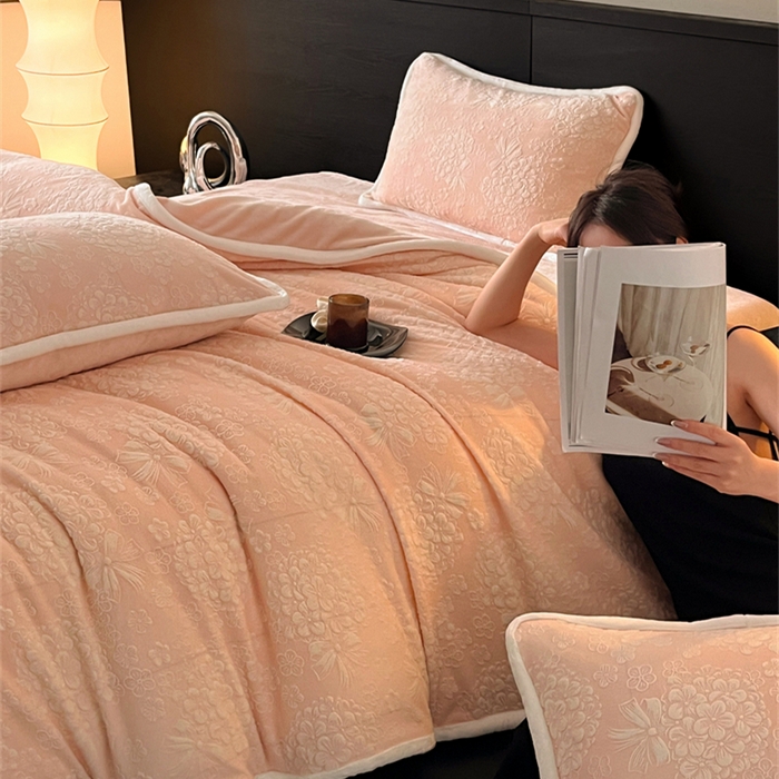 91家纺网 家纺一手货源 找家纺 诺梵 2025新款8斤立体雕花牛奶绒四件套_控价标准高于139，加大高于149 绣球花束-粉玉