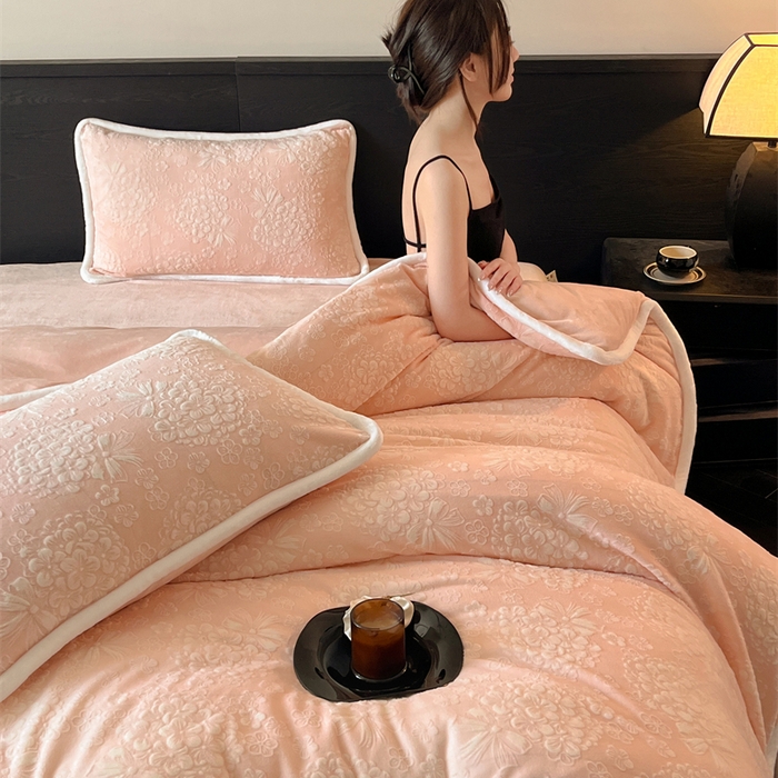 91家纺网 家纺一手货源 找家纺 诺梵 2025新款8斤立体雕花牛奶绒四件套_控价标准高于139，加大高于149 绣球花束-粉玉