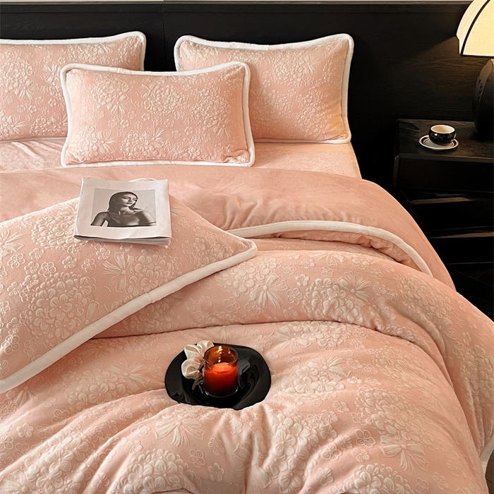 91家纺网 家纺一手货源 找家纺 诺梵 2025新款8斤立体雕花牛奶绒四件套_控价标准高于139，加大高于149 绣球花束-粉玉