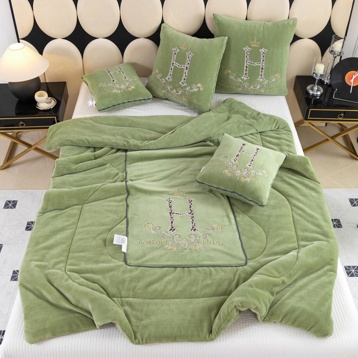 91家纺网 家纺一手货源 找家纺 （总）照世家纺 2025新款牛奶绒简约复古款抱枕被