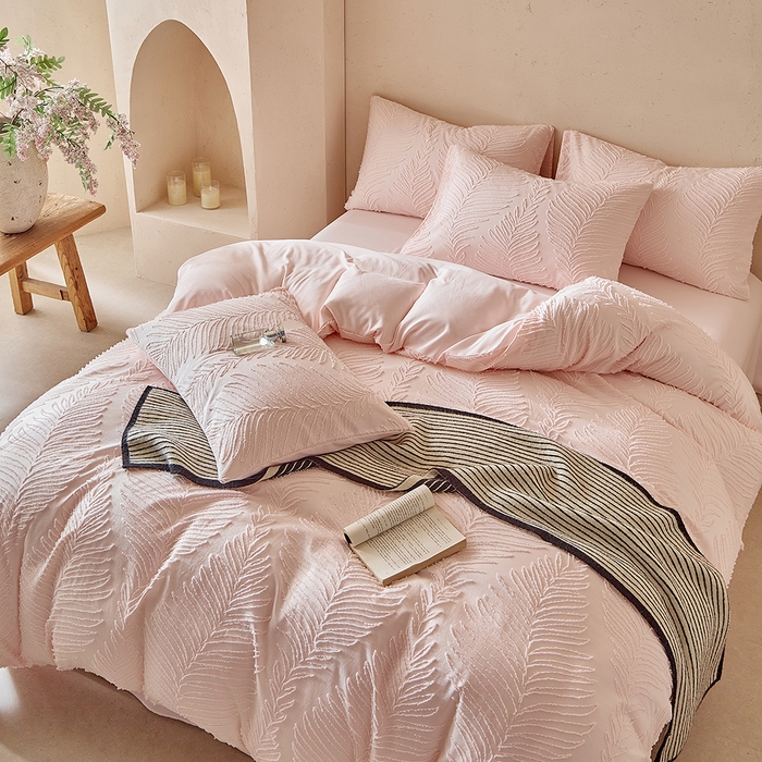 91家纺网 家纺一手货源 找家纺 缘生活  2025年新款剪花针叶四件套四季款（民宿首选） 剪花针叶-浅粉