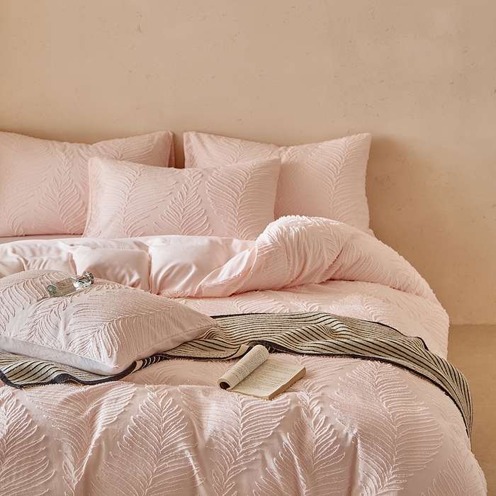 91家纺网 家纺一手货源 找家纺 缘生活  2025年新款剪花针叶四件套四季款（民宿首选） 剪花针叶-浅粉