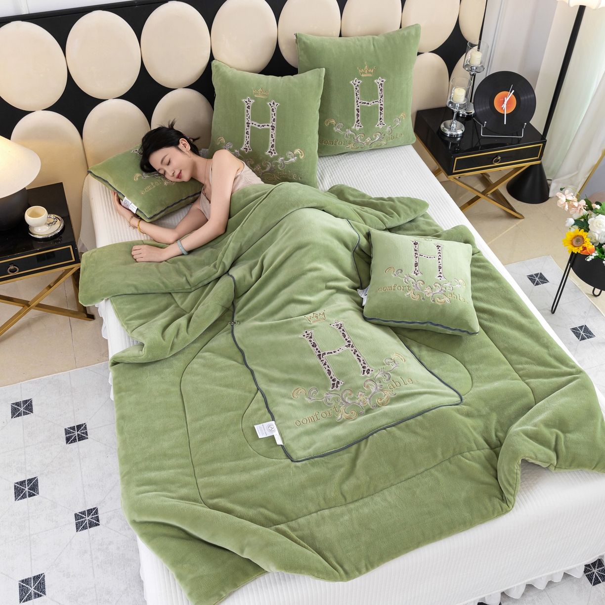 91家纺网 家纺一手货源 找家纺 （总）照世家纺 2025新款牛奶绒简约复古款抱枕被