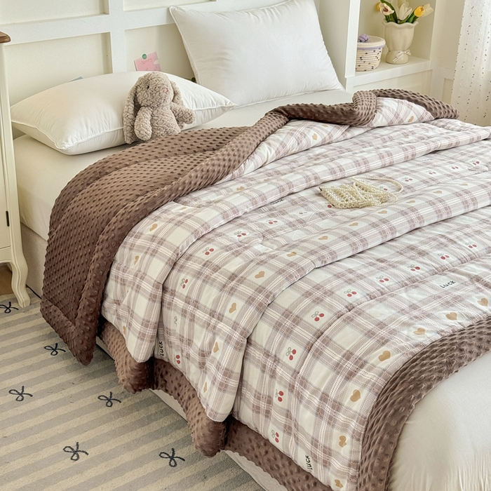 91家纺网 家纺一手货源 找家纺 宜梦家居 2025新款全棉纯棉豆豆被被子被芯 BT-樱桃情书