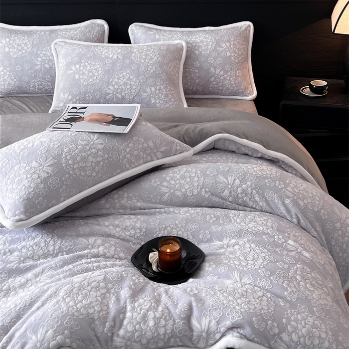 91家纺网 家纺一手货源 找家纺 诺梵 2025新款8斤立体雕花牛奶绒四件套_控价标准高于139，加大高于149 绣球花束-灰