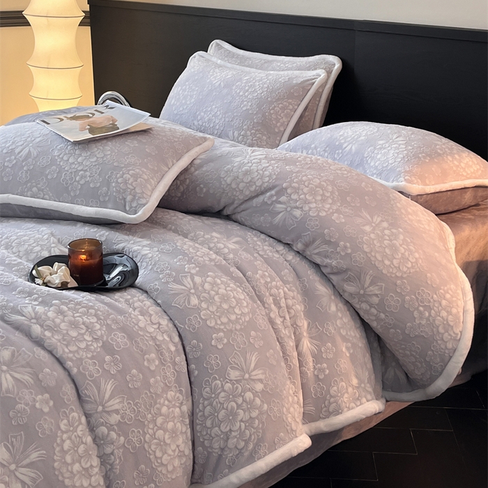 91家纺网 家纺一手货源 找家纺 诺梵 2025新款8斤立体雕花牛奶绒四件套_控价标准高于139，加大高于149 绣球花束-灰