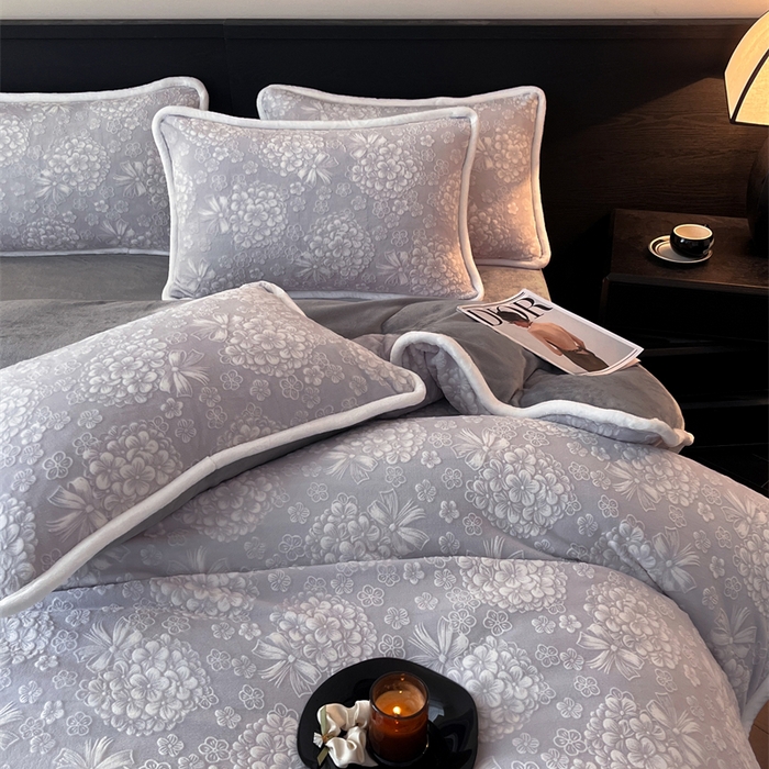 91家纺网 家纺一手货源 找家纺 诺梵 2025新款8斤立体雕花牛奶绒四件套_控价标准高于139，加大高于149 绣球花束-灰