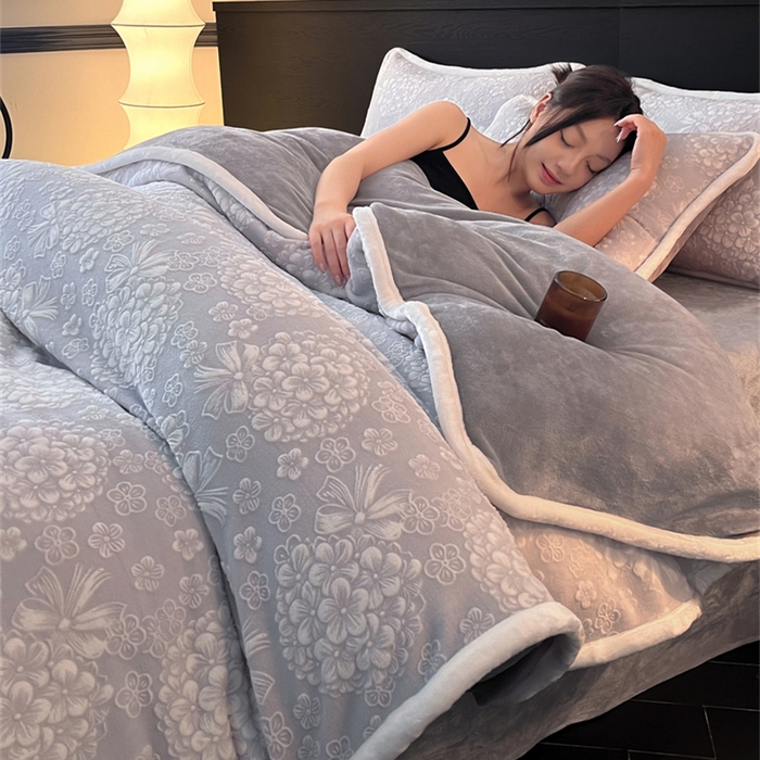 91家纺网 家纺一手货源 找家纺 诺梵 2025新款8斤立体雕花牛奶绒四件套_控价标准高于139，加大高于149 绣球花束-灰